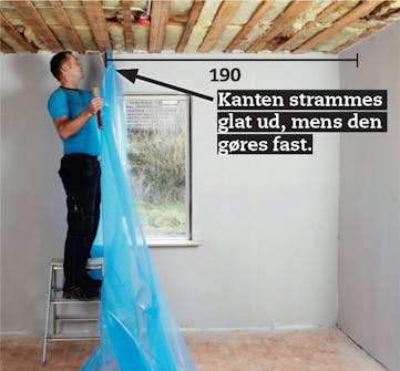 Opsætning af gipsloft: Den første bane dampspærre hæftes op som et gardin Opsætning af gipsloft: Den første bane dampspærre hæftes op som et gardin